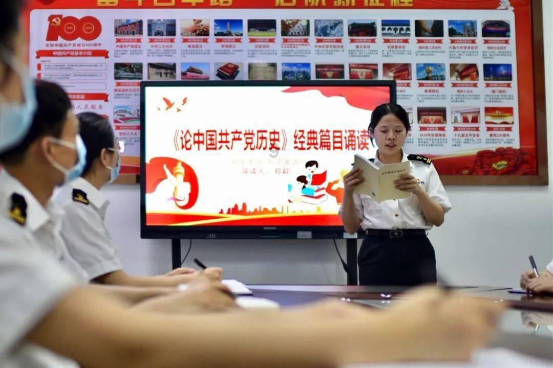 43岁佘诗曼再次撞衫32岁辛芷蕾，网友看后：骨架大也是一种优